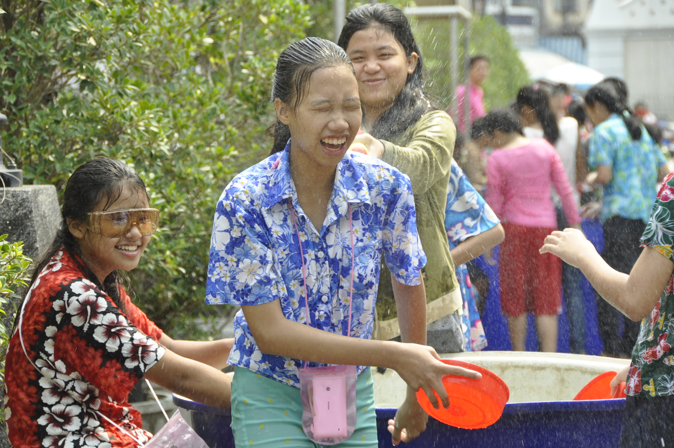 นักท่องเที่ยวเดินทางเที่ยวทะเลตะวันออก ชาวบ้านเตรียมสงกรานต์วิถีไทยคึกคัก